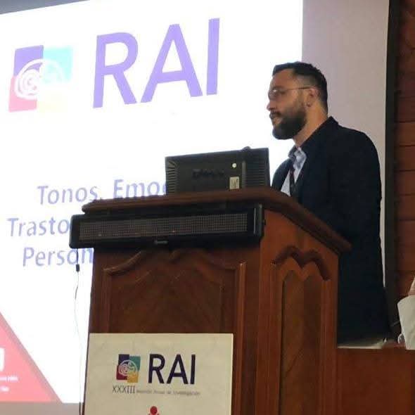 Javier Villanueva-Valle presentando en congreso
